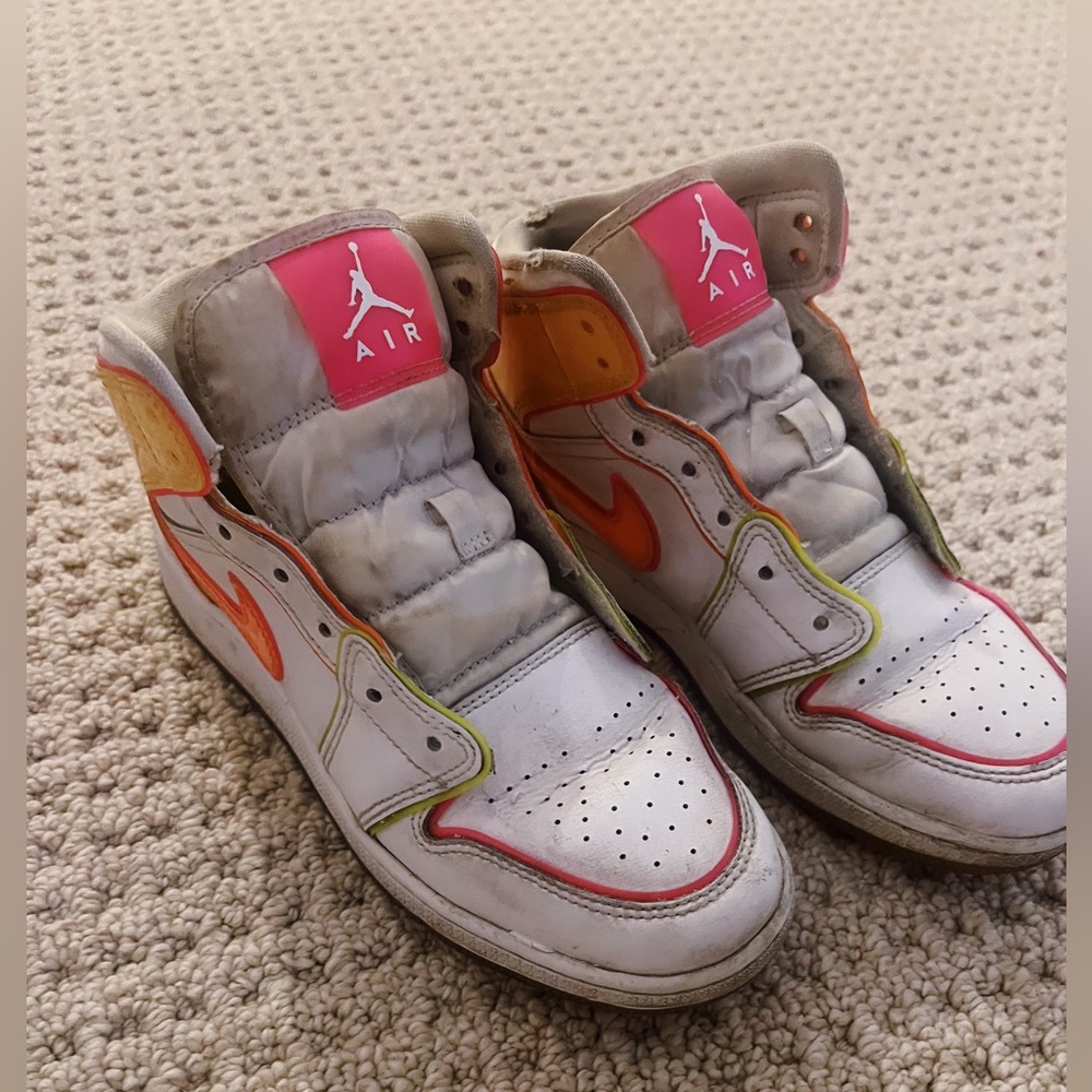 Air Jordan 1 Mid “Edge Glow”